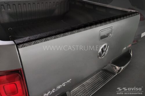 VW Amarok [10-15/16-23] takaluukun reunasuoja, musta riffelhammastus alumiini